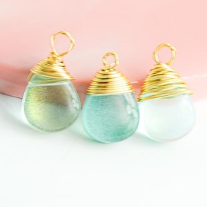 Glass drop pendant 18x10mm smooth glass drop colored green tone