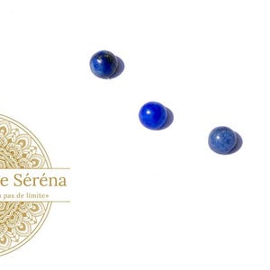 Peut inclure: Quatre perles rondes en lapis-lazuli bleu sur un fond blanc.