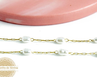 Cadena de cuentas de latón bañado en oro de 18 quilates y perlas blancas nacaradas