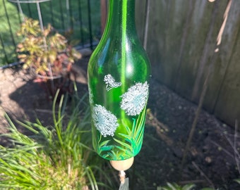 Handbemaltes Windspiel aus recycelten Weinflaschen mit Anhänger zum Personalisierung