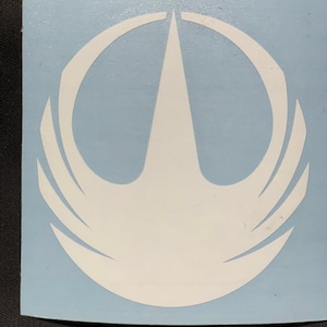 Pode incluir: Um símbolo branco da Aliança Rebelde em um fundo azul claro.