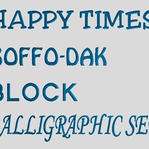 Pode incluir: Imagem com quatro exemplos de texto bordado em azul sobre um fundo cinza claro. O texto inclui "HAPPY TIMES", "BOFFO-DAK", "BLOCK" e "CALLIGRAPHIC SERIF", cada um numerado. Os estilos de fonte variam.