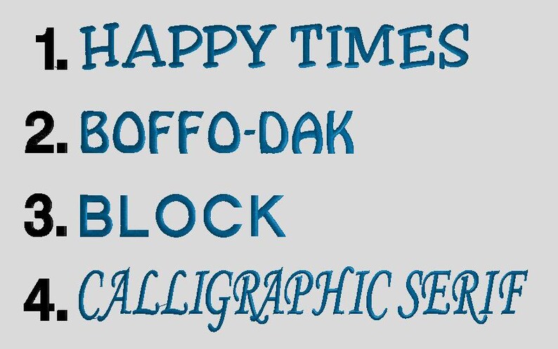Pode incluir: Imagem com quatro exemplos de texto bordado em azul sobre um fundo cinza claro. O texto inclui "HAPPY TIMES", "BOFFO-DAK", "BLOCK" e "CALLIGRAPHIC SERIF", cada um numerado. Os estilos de fonte variam.