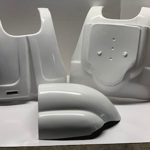 Può includere: Quattro pezzi di plastica bianca che compongono un costume. I pezzi sono una placca per il petto, una placca per la schiena e due pezzi per le spalle.