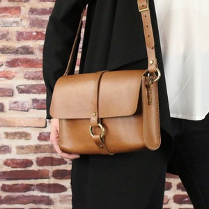 Petit sac crossbody en cuir Sac à bandoulière en cuir marron clair pour femmes Sac à main en cuir crossbody de tous les jours Sac en cuir minimalisteCadeau pour elle