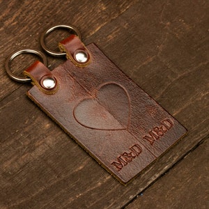 Portachiavi di coppia Set di due portachiavi a cuore Portachiavi in pelle personalizzato Regalo di San Valentino per coppie Regalo di anniversario per lui e lei