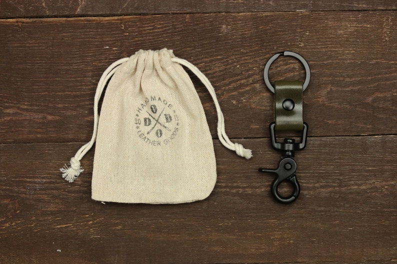 Personalisierter Schlüsselanhänger aus Leder mit mattschwarzen Hardware und benutzerdefinierten Initialen Handgefertigter Schlüsselanhänger für Männer und Frauen, Schlüsselanhänger mit Monogramm Bild 4