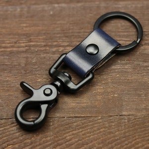 Personalisierter Schlüsselanhänger aus Leder mit mattschwarzen Hardware und benutzerdefinierten Initialen Handgefertigter Schlüsselanhänger für Männer und Frauen, Schlüsselanhänger mit Monogramm Blau