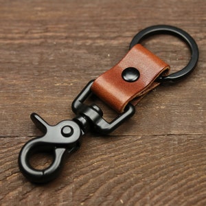 Personalisierter Schlüsselanhänger aus Leder mit mattschwarzen Hardware und benutzerdefinierten Initialen Handgefertigter Schlüsselanhänger für Männer und Frauen, Schlüsselanhänger mit Monogramm Braun