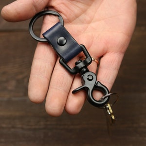 Personalisierter Schlüsselanhänger aus Leder mit mattschwarzen Hardware und benutzerdefinierten Initialen Handgefertigter Schlüsselanhänger für Männer und Frauen, Schlüsselanhänger mit Monogramm Bild 2