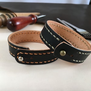 Leder Manschette Armband von Hand genäht einfache Leder Band braun Ledermanschette für Männer pflanzlich gegerbtem Leder Armband schwarz Herren Leder-band