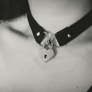 Abschließbare Halsband Halskette Frauen Kragen Choker Leder Halsband Halsband Choker Herz Halskette Lederhalsband Halskette Leder Herz Halskette Medaillon