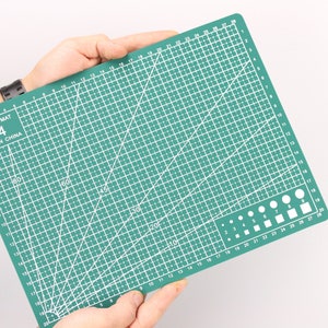 Cutting mat A4 Self healing cutting mat 12 &#39;&#39; x 9&#39;&#39; inches Double sided mat Green cutting pad 30 x 22 cm Leather craft Fabric cutting Paper