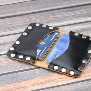 Cartera remachado cuero negro cartera de cuero personalizado tarjeta de crédito cuero Organizador de la cartera delgada hombres monedero de Navidad regalo para él