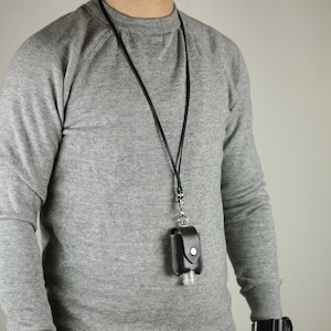 Estuche desinfectante de manos 1oz Cuero negro Soporte desinfectante de bolsillo Desinfectante de cuero collar Soporte de cuero para desinfectante de manos Llavero