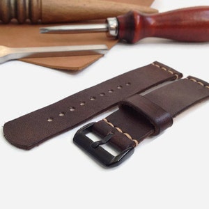 Correa de reloj de cuero marrón oscuro PVD hebilla color negro Iniciales personalizadas correa de reloj 16 mm 18 mm 20 mm 22 mm correa de reloj cosida a mano