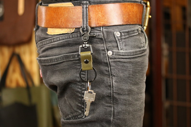 Personalisierter Schlüsselanhänger aus Leder mit mattschwarzen Hardware und benutzerdefinierten Initialen Handgefertigter Schlüsselanhänger für Männer und Frauen, Schlüsselanhänger mit Monogramm Bild 3