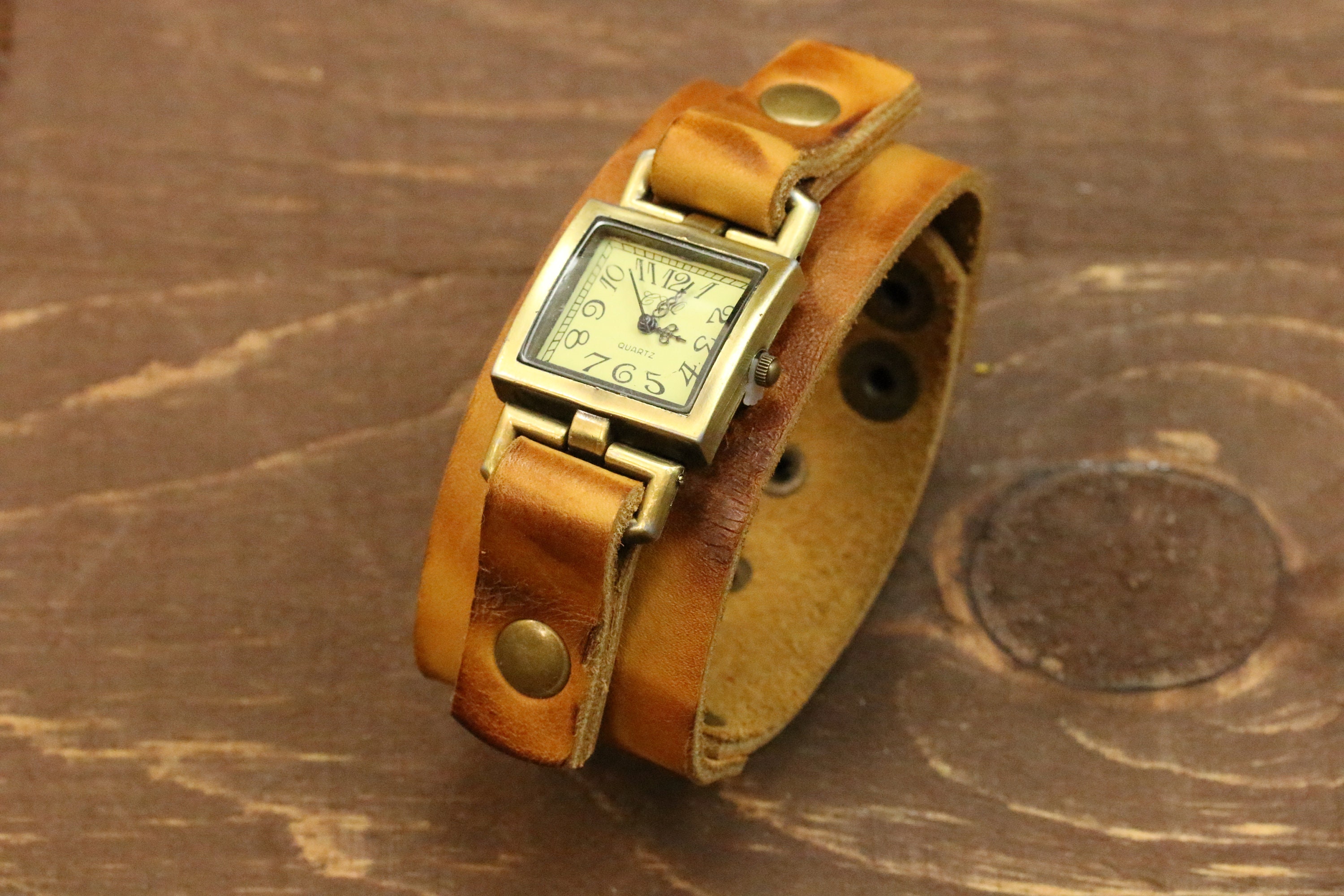 レトロ感あるチェック 80〜90s VINTAGE COW LEATHER 短丈 Brown Retro Leather Cuff Square Watch Antique Bronze Leather