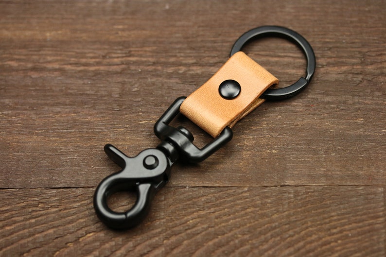 Personalisierter Schlüsselanhänger aus Leder mit mattschwarzen Hardware und benutzerdefinierten Initialen Handgefertigter Schlüsselanhänger für Männer und Frauen, Schlüsselanhänger mit Monogramm Russet