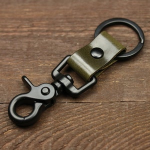 Personalisierter Schlüsselanhänger aus Leder mit mattschwarzen Hardware und benutzerdefinierten Initialen Handgefertigter Schlüsselanhänger für Männer und Frauen, Schlüsselanhänger mit Monogramm Olive green