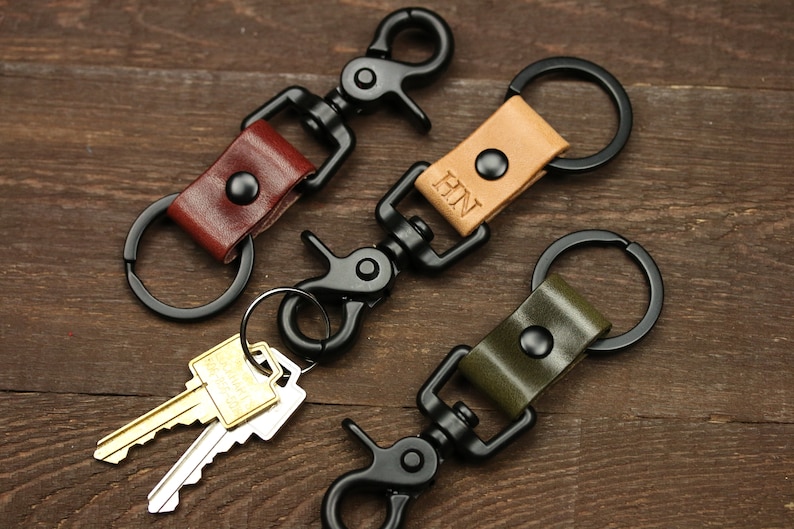 Personalisierter Schlüsselanhänger aus Leder mit mattschwarzen Hardware und benutzerdefinierten Initialen Handgefertigter Schlüsselanhänger für Männer und Frauen, Schlüsselanhänger mit Monogramm Bild 1