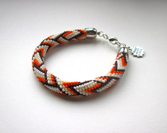 Pulsera - grano ganchillo pulsera - brazalete - patrón geométrico marrón/naranja/crema/blanco - cola-