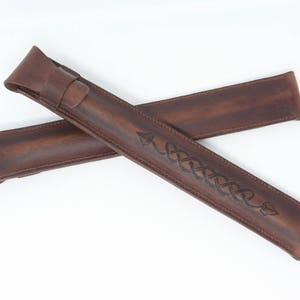 Custodia in pelle per fischietto penny/flauto di latta con lavorazione a nodo celtico e motivo a foglia d'edera in pelle italiana color cioccolato