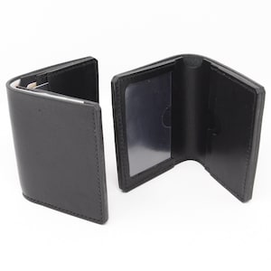 Cartera de piel negra con bolsillo con ventana para tarjetas de identificación