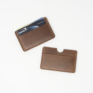 Porte-cartes en cuir simple ; peut contenir trois cartes
