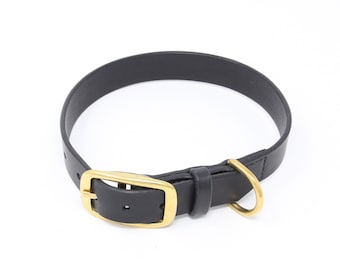 Svart läderhalsband för hundar med mässingsspänne och D-ring