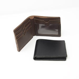 Cartera plegable de piel con bolsillos para tarjetas, billetes y DNI.