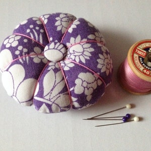 Coussin à épingles matériau rétro vintage fait main violet lilas blanc rose fleurs bouton