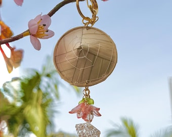 Chaveiro Chapéu de Arroz Divertido | Flor Rosa e Pingente de Cristal