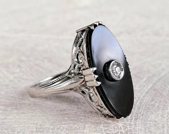 Anillo vintage de filigrana de oro blanco de 14 quilates con ónix negro y diamantes.