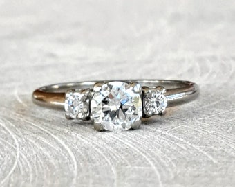 Anillo de compromiso vintage con tres diamantes: 0,96 quilates, oro blanco de 14 quilates