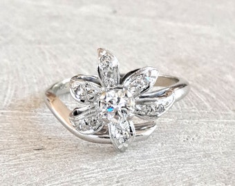 Anillo vintage de oro blanco de 14 quilates con diamantes y diseño floral: anillo de cóctel de 0,45 quilates