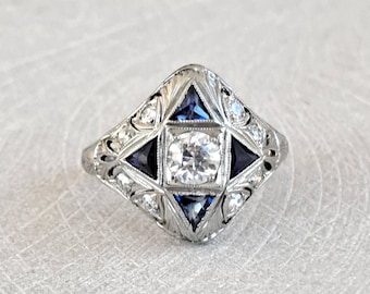 Anillo antiguo Art Déco de oro de 14 quilates con diamantes y zafiros sintéticos, con filigrana - Certificado de tasación GIA G.G.