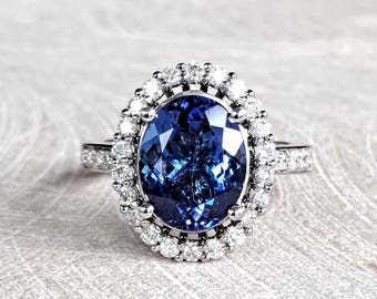 Anillo ovalado de tanzanita y diamantes: oro blanco de 14 quilates, tasación GIA G.G.