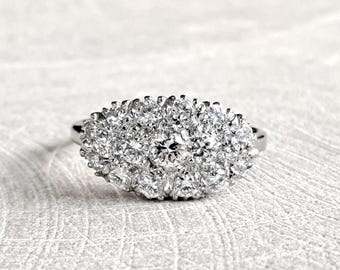 Anillo Princesa Art Déco con Diamantes en Racimo Navette: Oro Blanco de 14 K, Tasación GIA G.G.