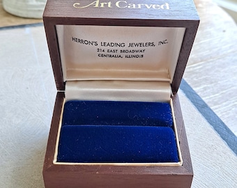 Caja para anillos de madera tallada de estilo vintage: interior de terciopelo azul real.