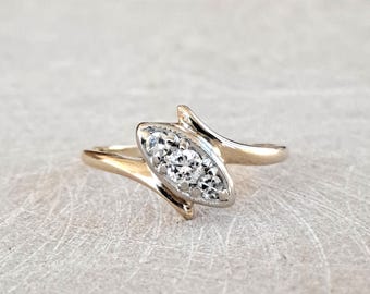 Anillo de diamantes vintage: estilo pequeño de oro de 14 quilates bicolor con engaste tipo bypass.