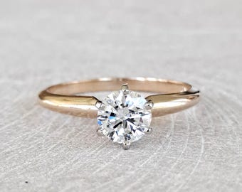 Anillo de compromiso clásico solitario con diamante de 0,66 quilates, pureza VVS2, en oro amarillo y blanco de 14 quilates.