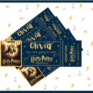 Op de afbeelding: Marineblauwe en goudkleurige Harry Potter Cursed Child-tickets, gepersonaliseerd met de naam "Olivia". De tickets tonen het logo van het stuk en de datum "2 september 2025". De achtergrond is wit met thema-illustraties.