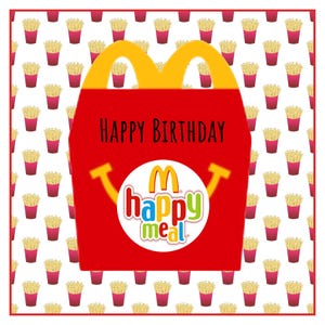 Può includere: Una scatola rossa Happy Meal con le parole "Happy Birthday" e il logo McDonald's. La scatola è circondata da uno sfondo bianco con un motivo di patatine fritte gialle.