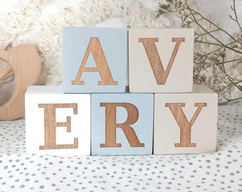 Gepersonaliseerde houten babynaamblokken | Plankdecor kinderkamer | Aangepast kraamcadeau