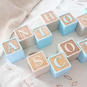 Decoración de estantería para habitación de bebé / Bloques de madera personalizados con nombre de bebé / Accesorio fotográfico para bebé / Regalo para baby shower / Bloques de letras de madera