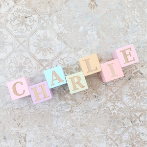 Blocos de nome, alfabeto, letras personalizadas, brinquedo de madeira, decoração natural para berçário, cubo personalizado para bebê, presente de lembrança, chá de bebê