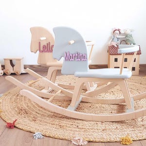 Schaukelpferd Geschenk für ein Baby, hölzernes personalisiertes Schaukelpferd mit Namen, 1.Geburtstagsgeschenk