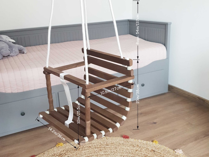 Balançoire pour bébé / Balançoire en bois personnalisée faite main / Cadeau personnalisé pour le premier anniversaire de bébé / Balançoire d'extérieur et d'intérieur / Couleurs pastel Walnut (outdoor)