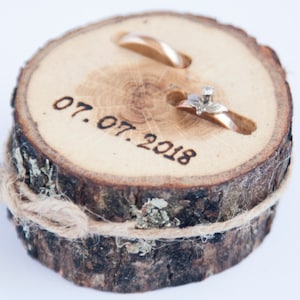 Cuscino rustico anello portatore, fetta di legno di nozze, scatola anello rustico, decorazione di nozze, arredamento di nozze in legno, alternativa cuscino anello,